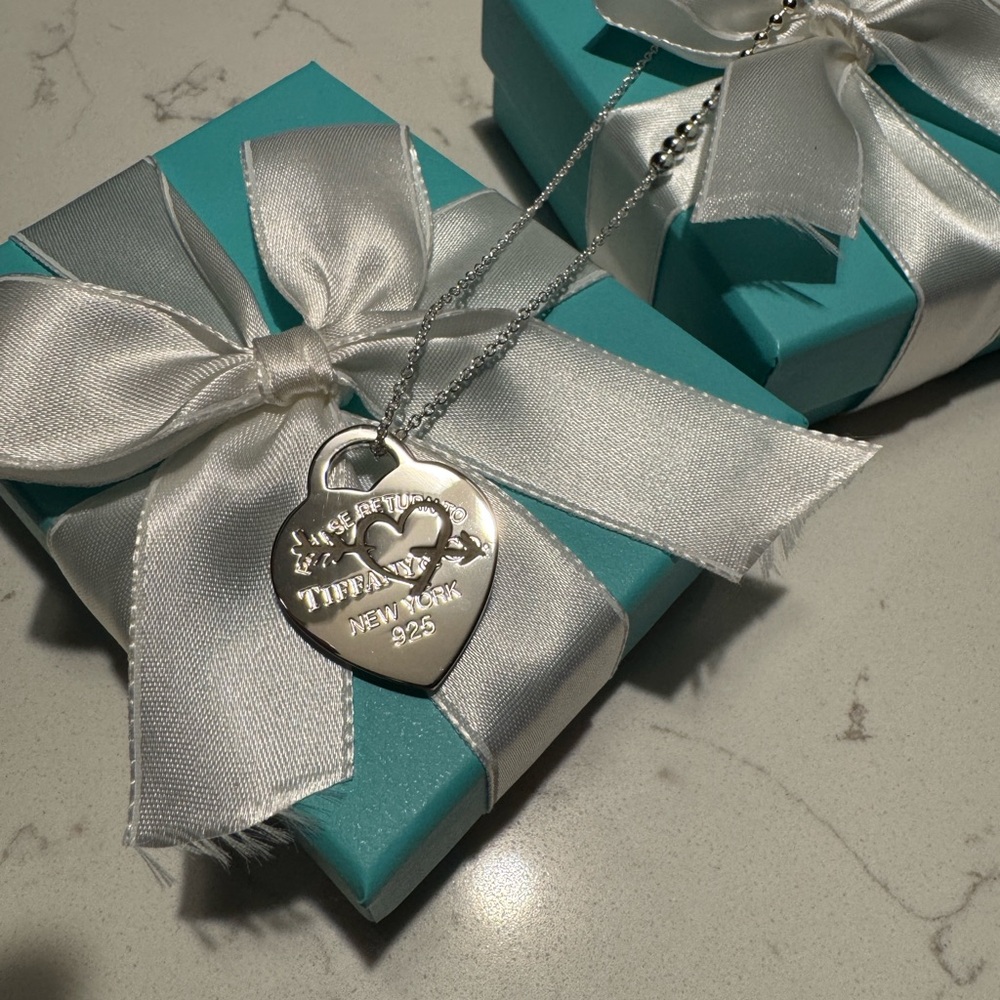 NEW! Authentic Tiffany and Co. Large Heart Arrow Pendant - Picture 3 of 6